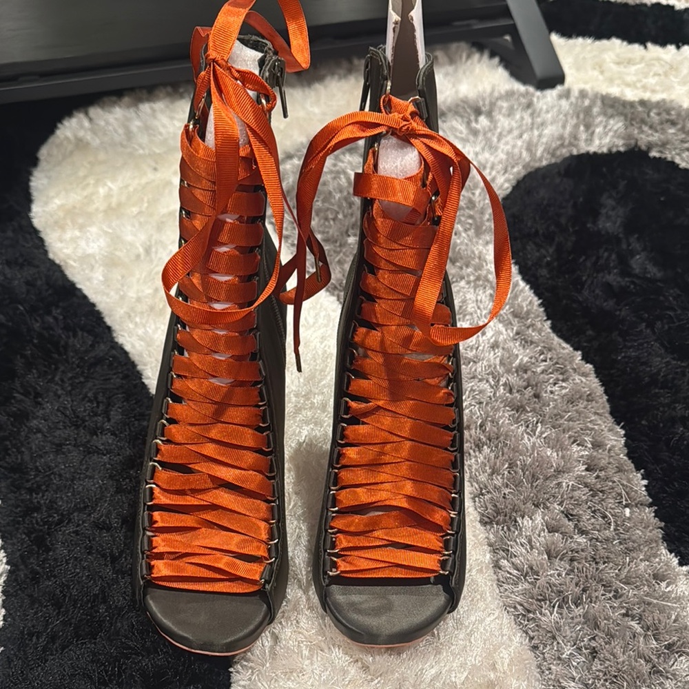 Steve Madden Fuego | Olive Heel with Orange Laces